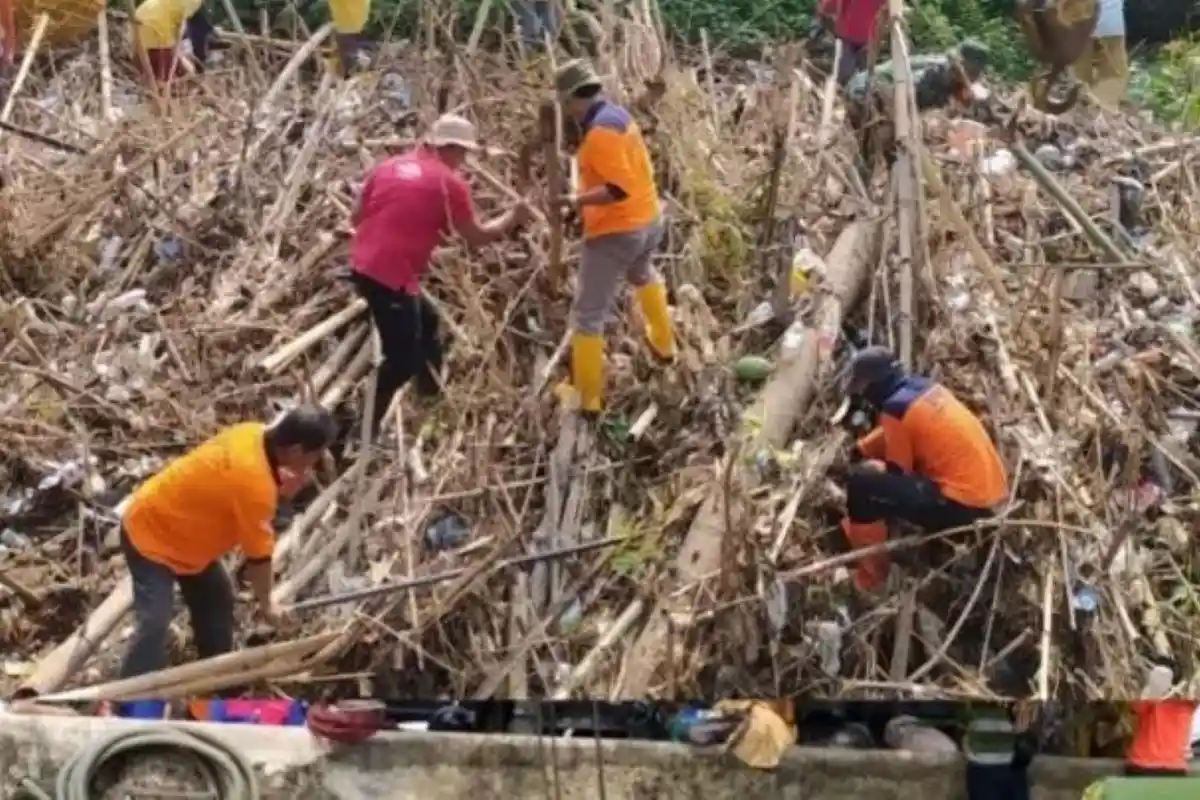 Sampah Menumpuk di Sungai Dawe Kudus, Warga Ngembalrejo Gotong Royong Membersihkan