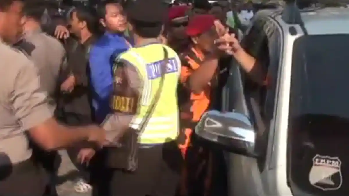 Penetapan Paslon Wali Kota Semarang Diwarnai Bentrok Pendukungnya