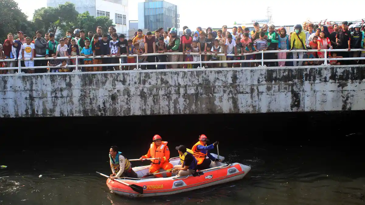 Tim Dari Ragunan Diterjunkan Buru Buaya Liar di Kali Grogol