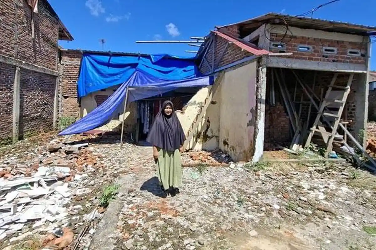 Korban Gempa Keluhkan Dana Bantuan dari BNPB Tak Kunjung Cair, 3 Bulan Tidur di Puing Rumahnya
