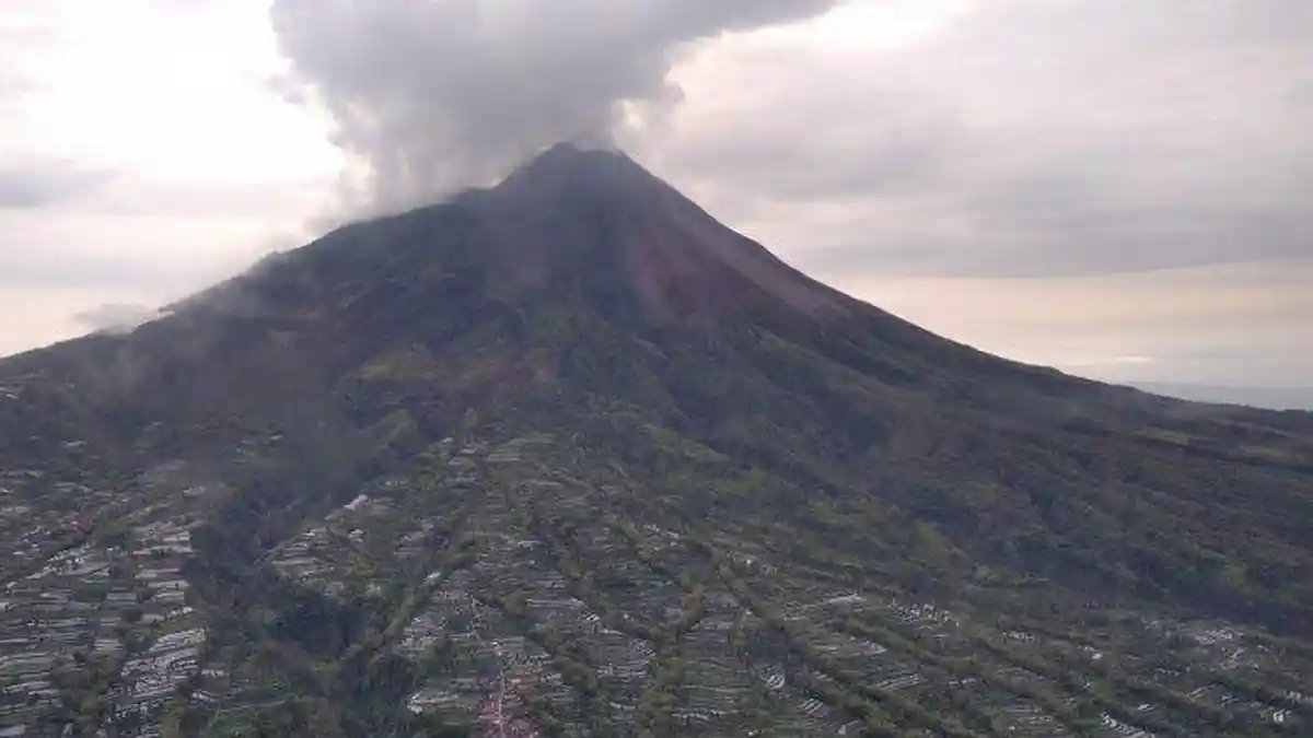 Gunung Merapi Keluarkan 14 Kali Awan Panas, Boyolali Turun Hujan Abu