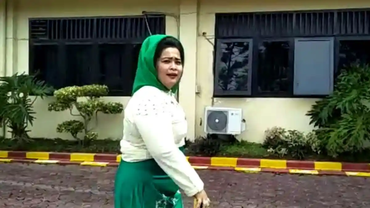 Novita Sari Tergesa-gesa Masuki Mako Brimob untuk Diperiksa KPK