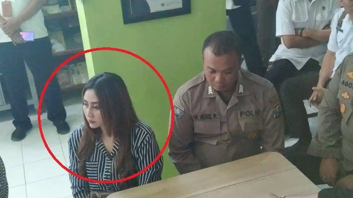 Buntut Istri Polisi Bentak Siswi Magang di Probolinggo, Jabatan Bripka Nuril Dicopot, Luluk Menangis