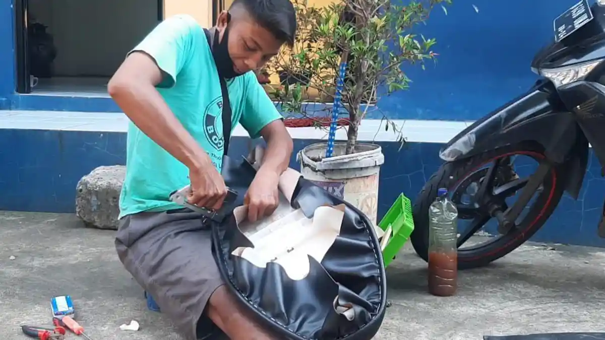 Dipecat karena Pandemi, Kisah Satpam Bank Banting Setir Jadi Tukang Servis Jok Keliling