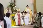 Uskup Edmund Woga Tahbiskan Empat Imam Baru