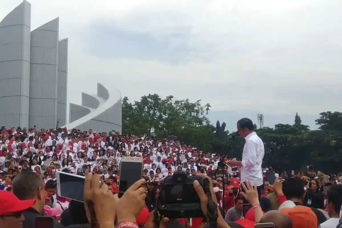 Di Hadapan Massa di Bandung, Jokowi Jawab Semua Hoax dan Fitnah terhadap Dirinya
