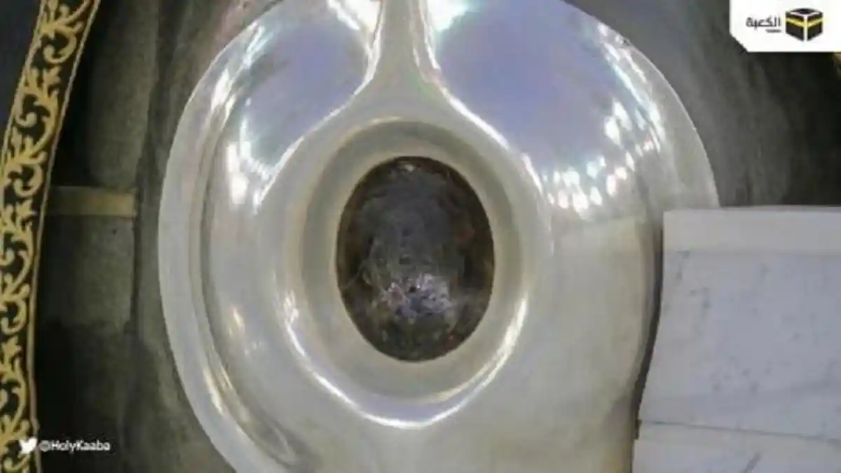 Pembatas Ka’bah Dibuka, Jamaah Bisa Kembali Cium Hajar Aswad - batu-hajar-aswad-di-kabah-masjidil-haram-arab-saudi1.jpg