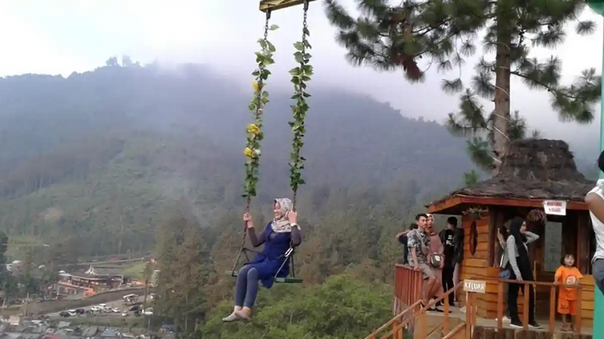 Wisata Air Panas Guci : Tak Melulu Air Panas, Di sini Pengunjung Bisa Berayunan Di Atas Langit