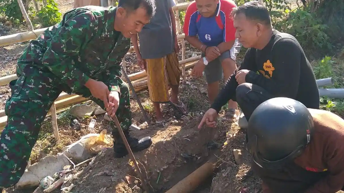 Babinsa Mattirowalie Barru Bantu Pasang Instalasi Pipa ke Warga Kekeringan Air