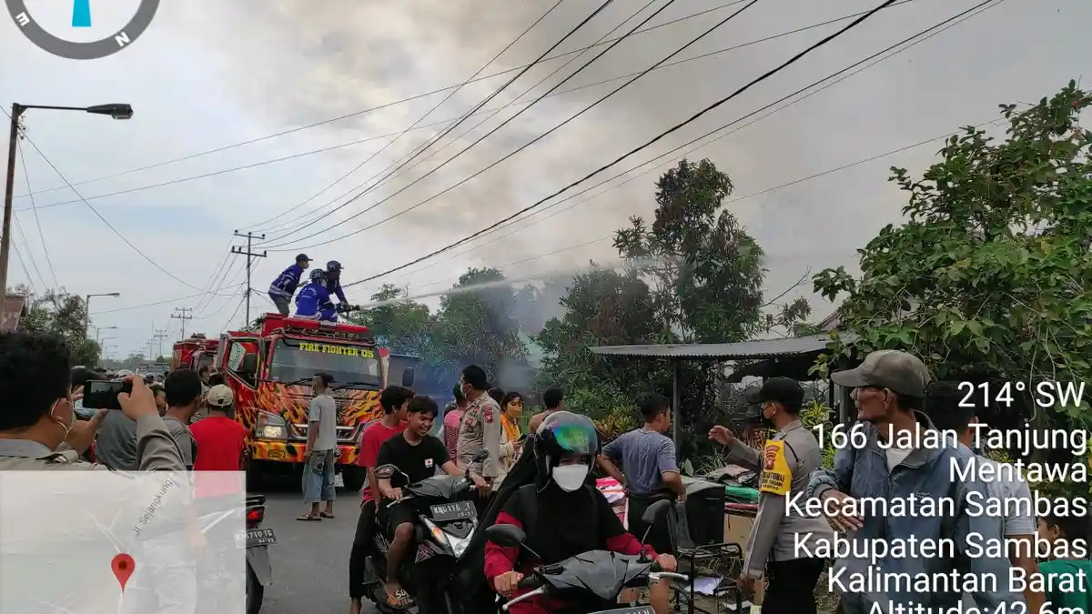 Personel Polsek Sambas Bantu Padamkan Api yang Menghanguskan Rumah Warga di Sebayan