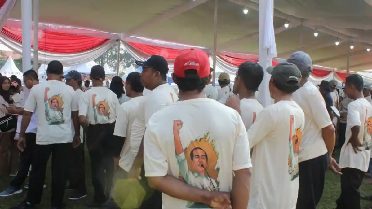Antusias Sambut Jokowi di Kotagajah, Warga Lampung Tengah Suarakan Keluhan Infrastruktur Jalan - Tribunlampung.co.id