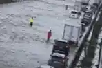 Diguyur Hujan Lebat, Tol Japek Kebanjiran