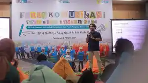 Tri-Pandito-Wibowo-Fotografer-Tribun-Pontianak-memberikan-pelatihan-Teknik-Pengambilan.jpg