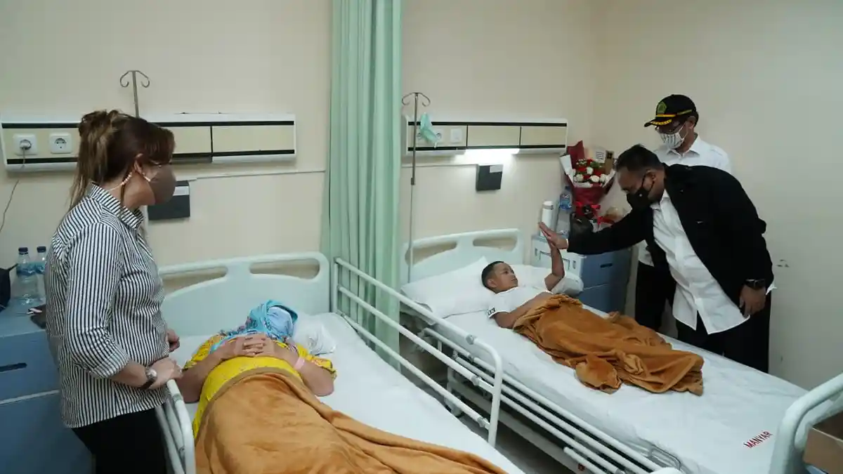 Kunjungi Gereja Katedral Makassar, Menag Yaqut: Kita Lawan Teror