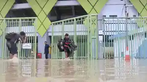 Banjir-menggenang-di-Stadion-Patriot.jpg