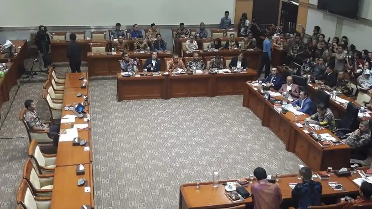 Anggota DPR Singgung Polisi Perut Buncit di Hadapan Kapolri, di Thailand Malah Masuk 'Kamp Khusus'