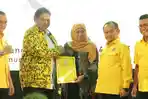 Khofifah-Indar-Parawansa-saat-menerima-rekomendasi-pencalonan-Pilgub-Jatim-dari-Partai-Golkar.jpg