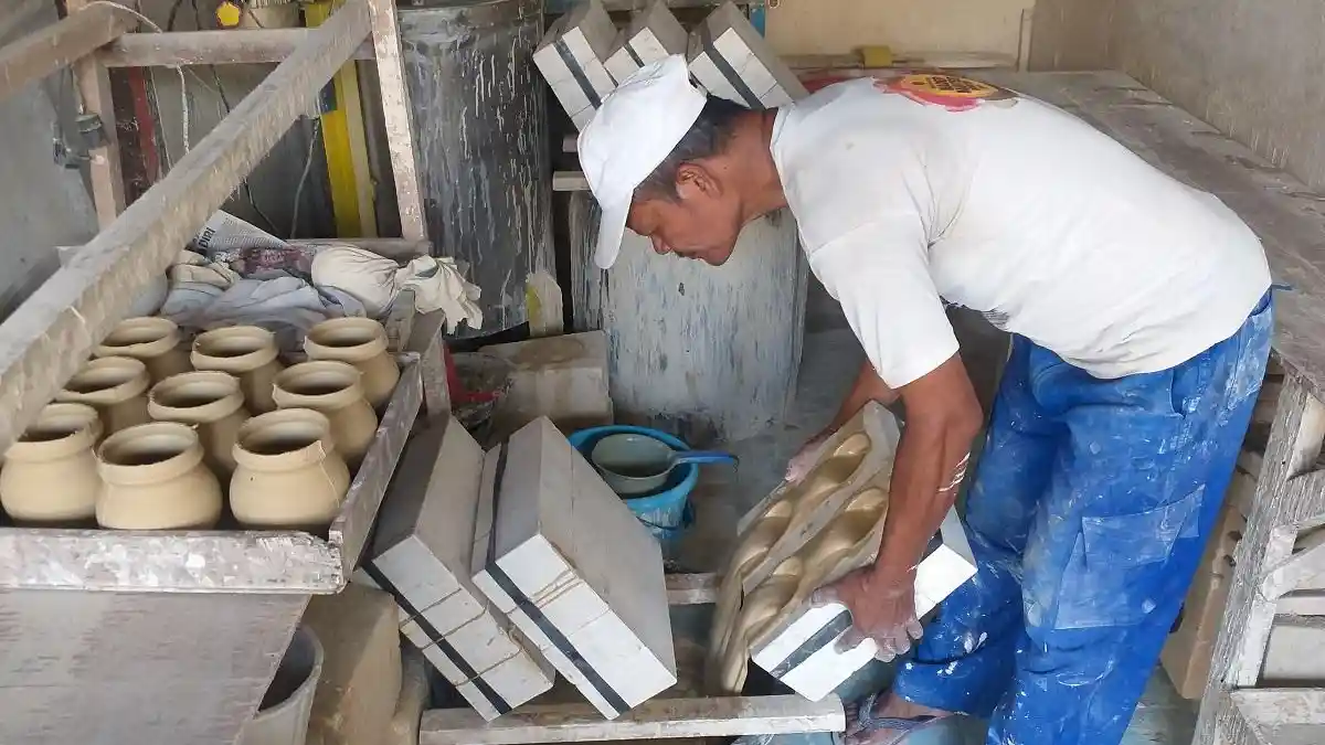 Melihat Proses Pembuatan Keramik Metode Teknik Cetak Tuang di Kampung Wisata Keramik Dinoyo