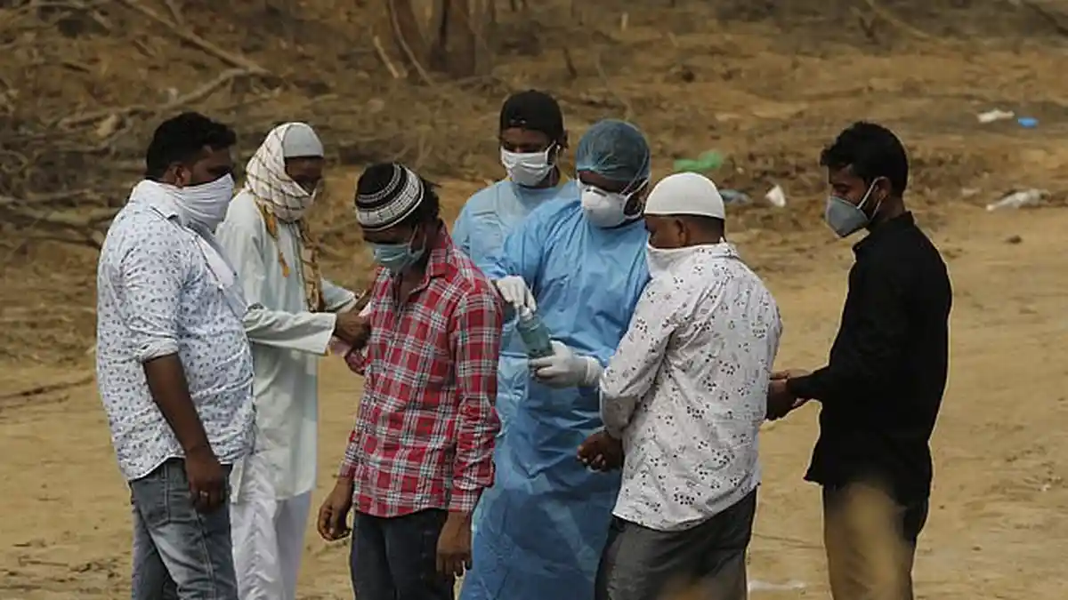 Pria Ini Cium Tangan Orang yang Positif Covid-19, Katanya Bisa Menyembuhkan, Tapi Ternyata