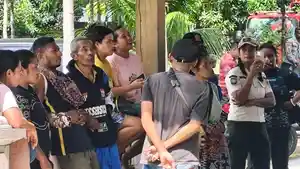 MENGAMUK-Sejumlah-pedagang-Pasar-Alok-Maumere-mengamuk-di-Kantor-DPRD-Sikka.jpg