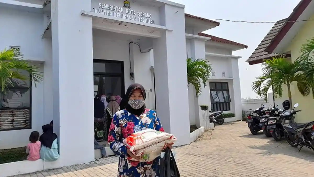 108 KK di Taktakan Terima Beras Bansos 10 Kg, 11 Warga Diganti