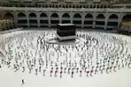 ratusan-jemaah-muslim-mengelilingi-kabah-bangunan-berbentuk-kubus-di-masjid-al-haram.jpg