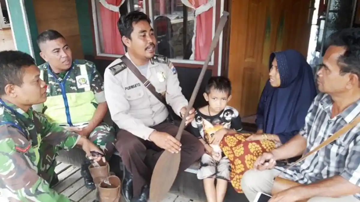 Warga Candi Laras Tapin Ini Temukan Dayung Kuno