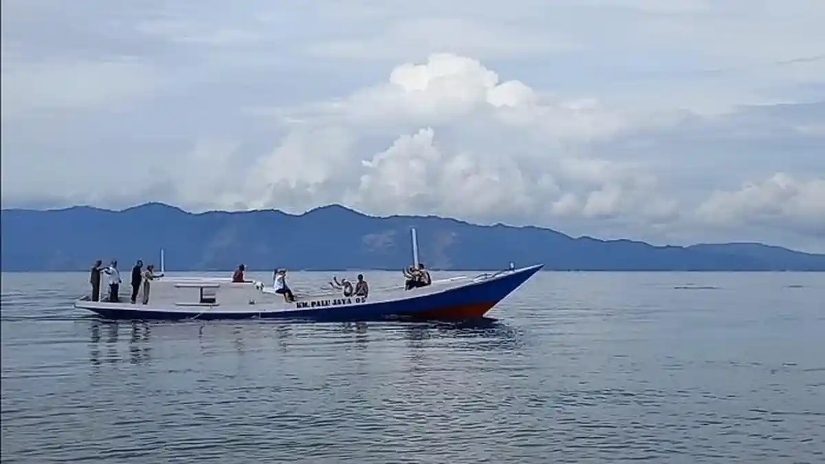Hadianto Rasyid Keliling Teluk Palu Uji Coba Perahu Sebelum Diserahkan ke Nelayan
