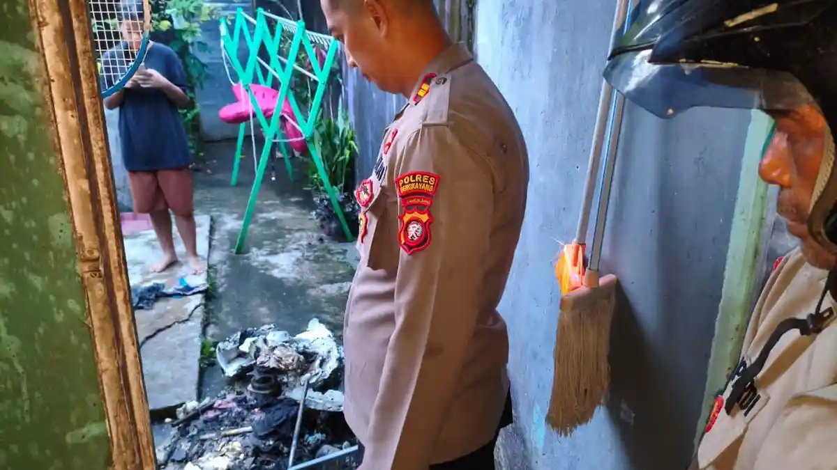 Respon Cepat Polres Bengkayang Padamkan Kebakaran Ruko, Api Diduga dari Korsleting Mesin Cuci