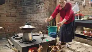 TUNGKU-KAYU-Pegawai-warung-makan-Sapu-Jagad-di-Desa-Kemiren-Kecamatan.jpg