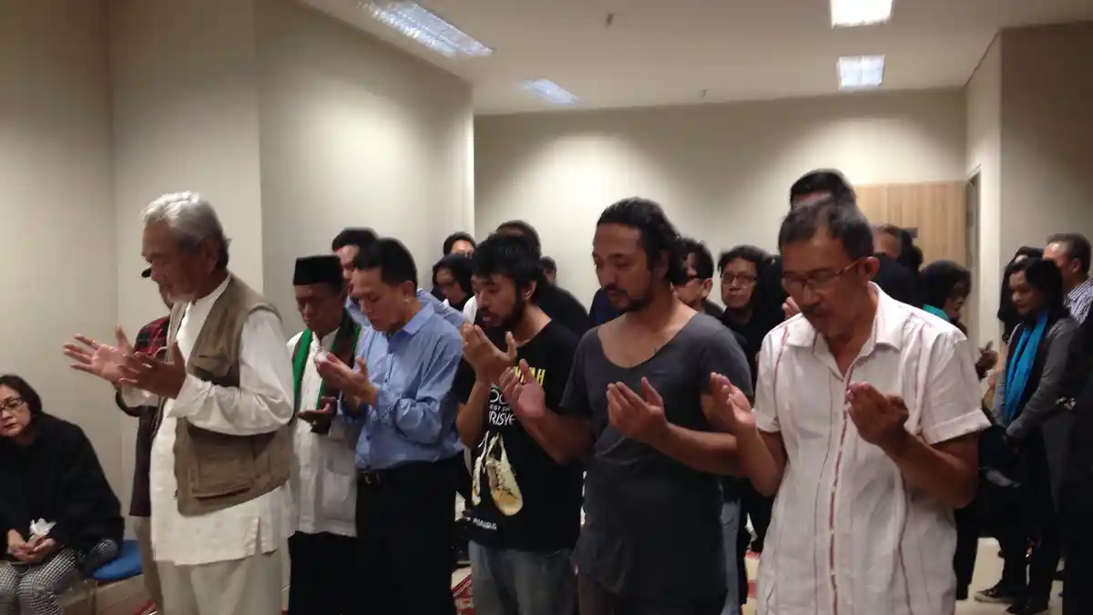 Erwin Gutawa dan Anto Hoed Ikut Shalatkan Yockie Suryo Prayogo di Rumah Duka