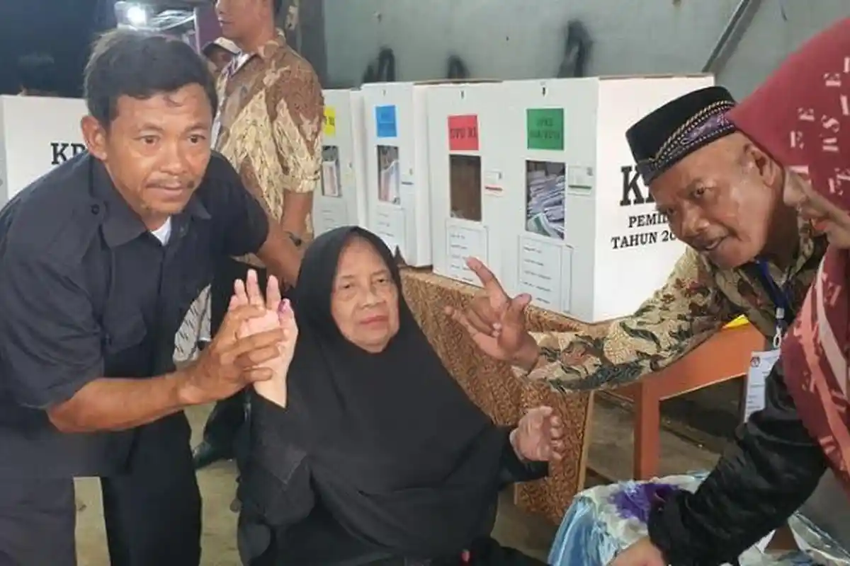 Ibunda Mahfud MD Tak Henti Lantunkan Doa Menuju TPS, Tersenyum usai Gunakan Hak Suaranya