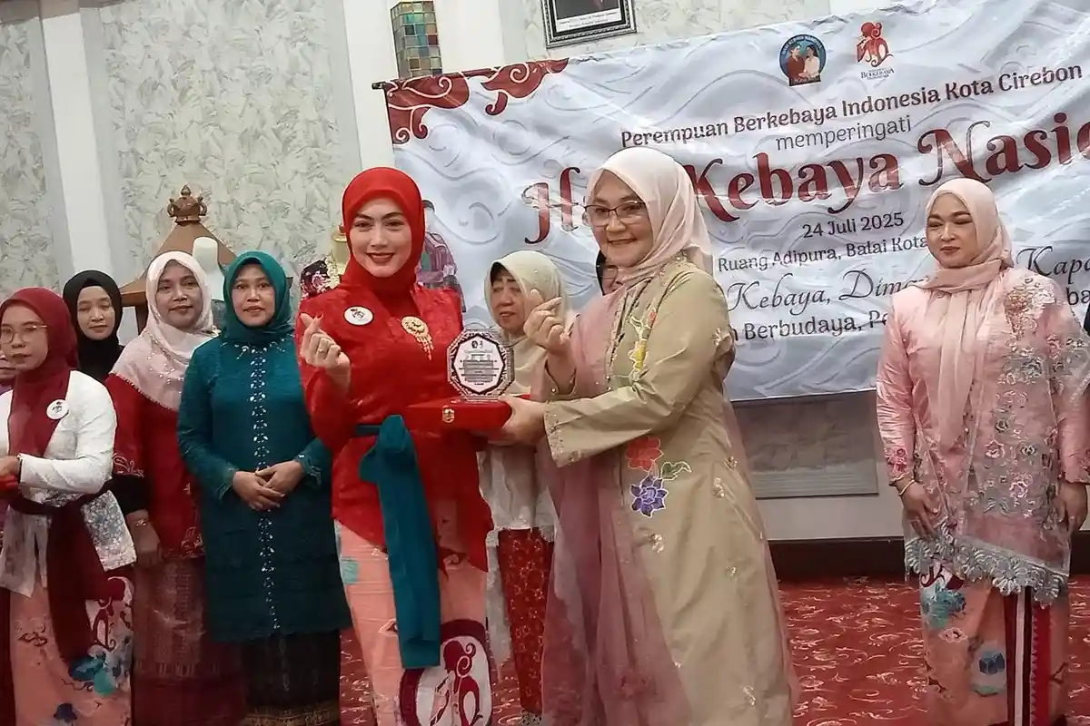 PENAMPAKAN Aksi Perempuan Kota Cirebon Gaungkan Kebaya Lewat Aksi Nyata, Dari Sekolah sampai Kantor