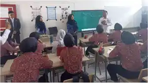 SEKOLAH-RAKYAT-Potret-Bupati-Bone-Andi-Asman-Sulaiman-baju-putih.jpg