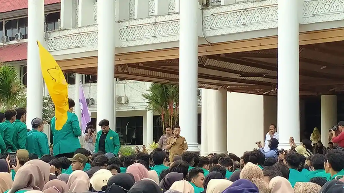 Temui Pendemo, Pj Gubernur Aceh Duduk di Antara Mahasiswa