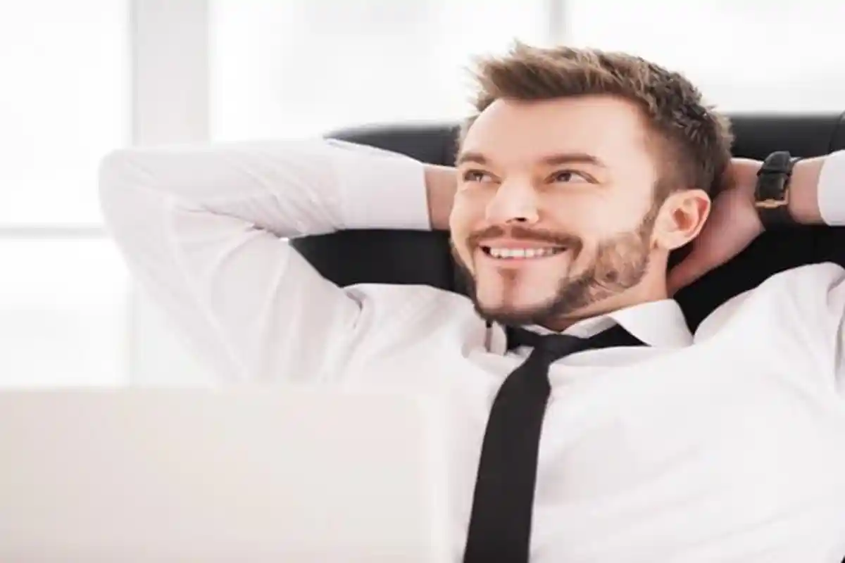 Pria dengan Potongan Rambut Pendek Terlihat Lebih Muda