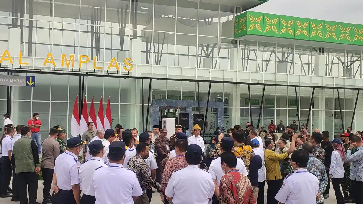 Presiden Jokowi Dipakaikan Topi Adat Melayu Saat Tiba di Terminal Amplas, Hadir Bersama Ibu Negara