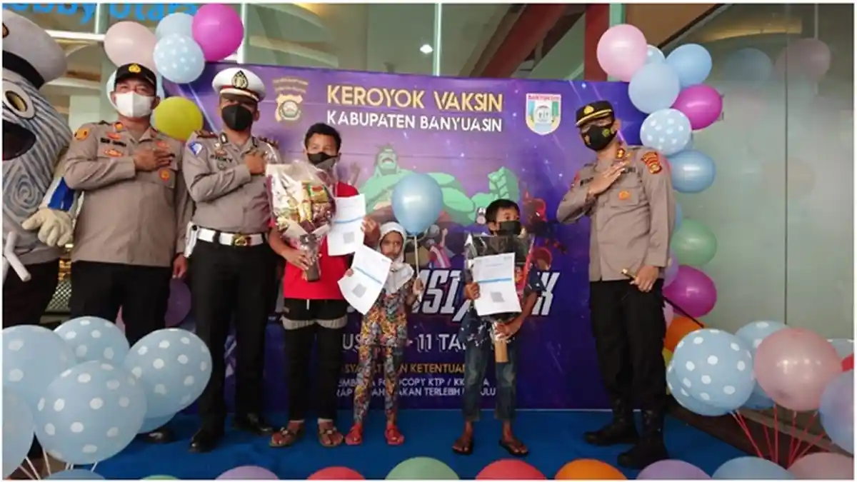Divaksin Atas Kemauan Sendiri, Izilda Bocah SD Kelas 5 Langsung Tersenyum Terima Bingkisan