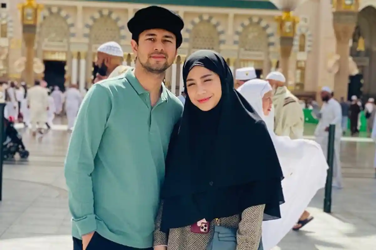 Dapat Kejutan Saat Umrah, Raffi Ahmad & Nagita Slavina Rayakan Ulang Tahun Berlatarkan Kakbah