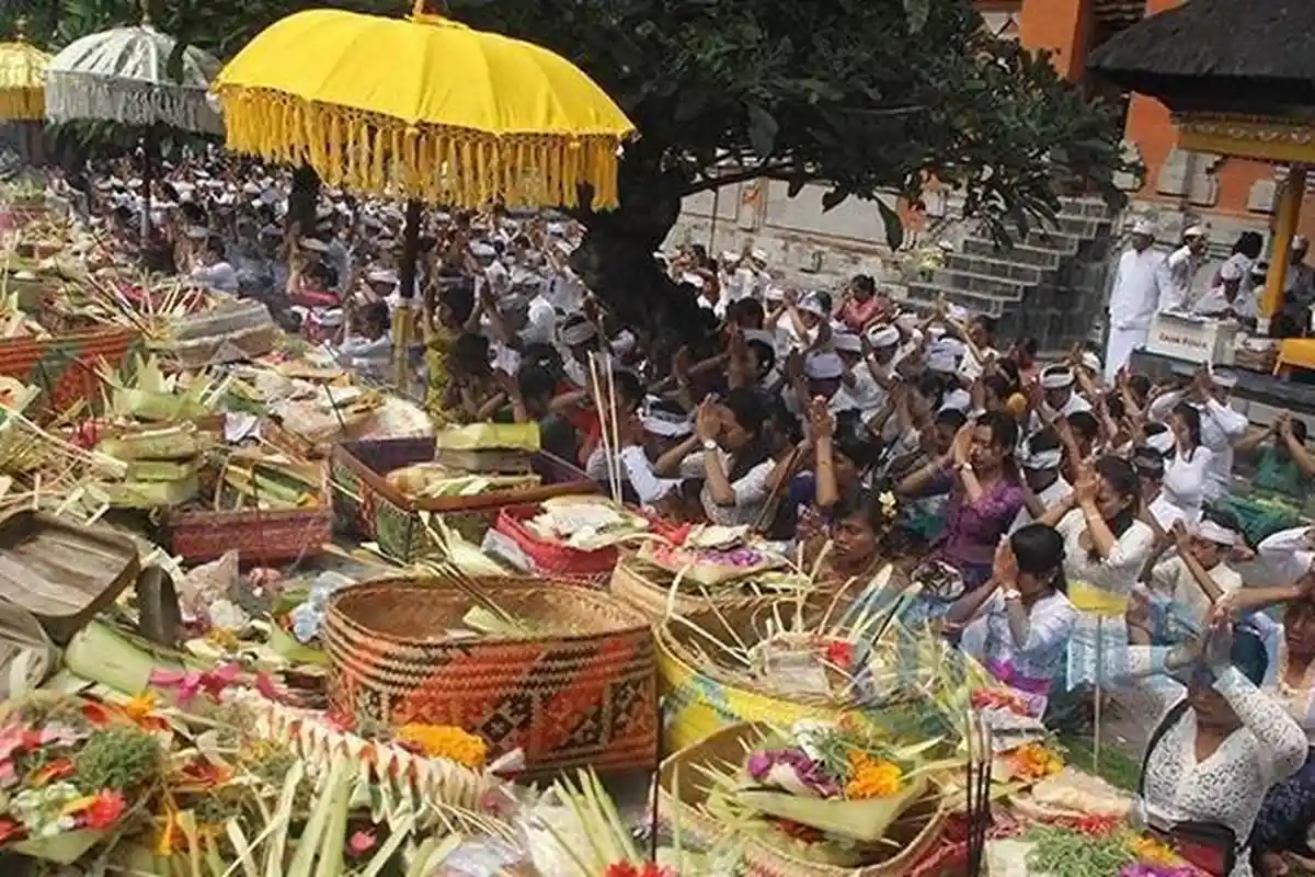 Hari Raya Sabuh Mas, Pemujaan Bhatara Mahadewa, Bagaimana Perayaannya?