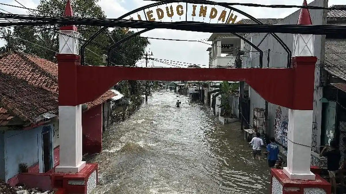 Air Meluap Deras dari Kali Angke, Warga Ciledug Indah Bertahan di Lantai 2