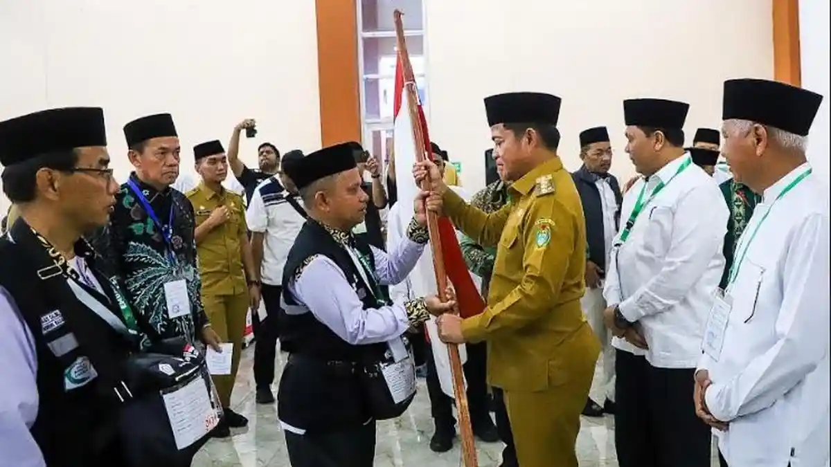 Pj Gubernur Sumut Lepas Keberangkatan 360 Jemaah Haji Kloter I Asal Asahan