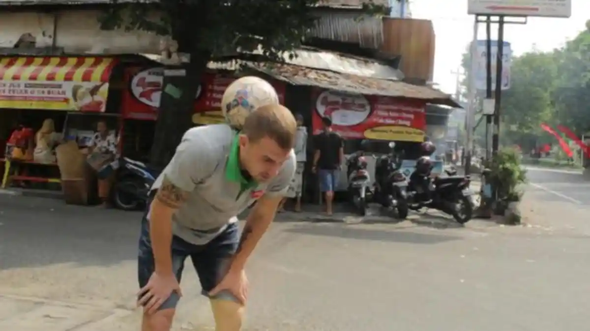Gaji Tak Dibayar, Pemain Rusia Jualan Jus di Solo