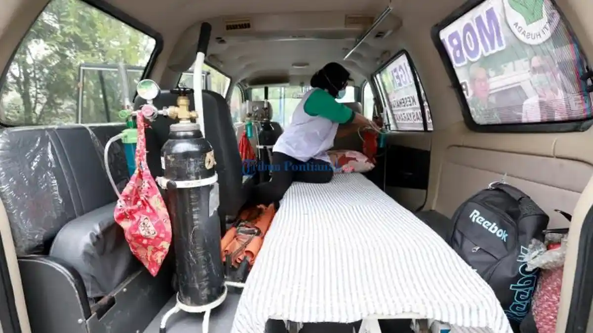 FOTO: Mobil Oksigen di Pontianak - siapkan-alat-di-mobil-oksigen.jpg