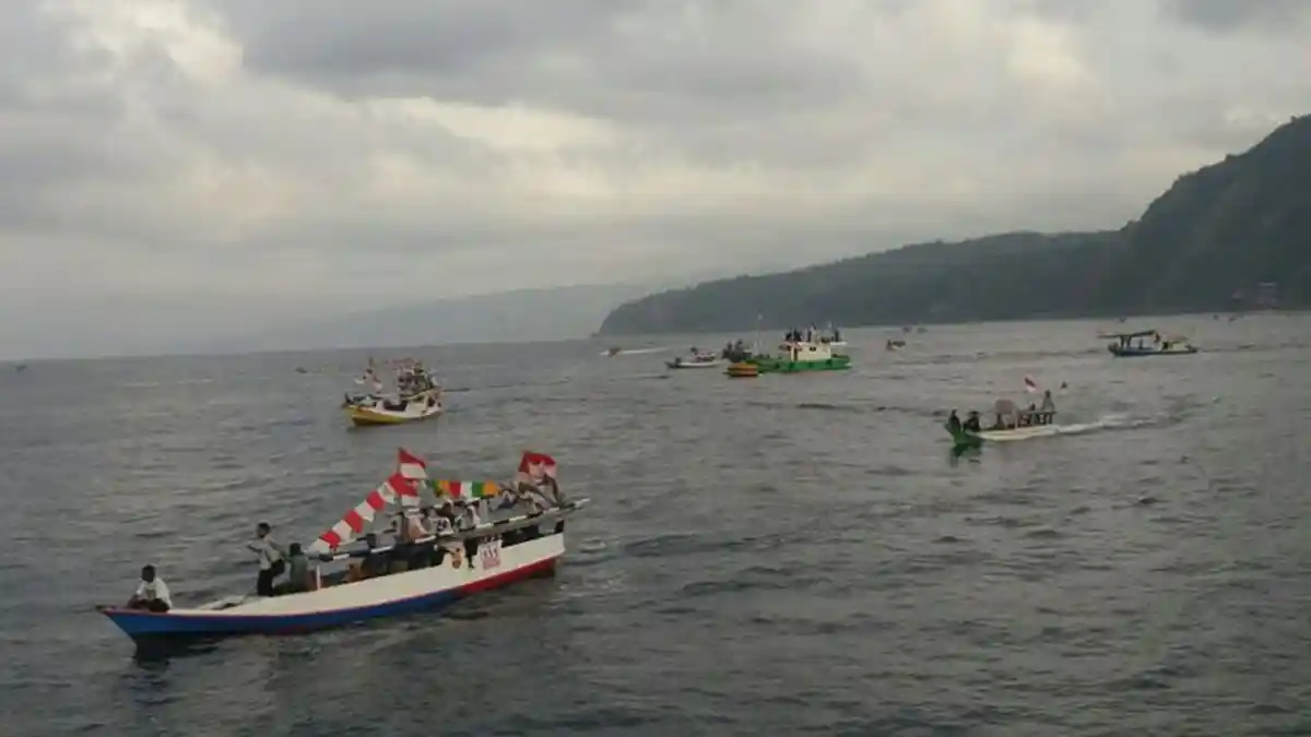 Kapal Perang KRI Multatuli 561 Kawal Parade Ratusan Kapal Mengenang Perjalanan Soekarno