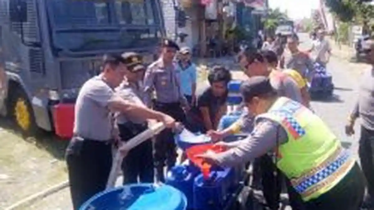 Mobil Water Canon Polres Gresik Dimanfaatkan untuk Suplai Air Bersih Warga yang Kekeringan