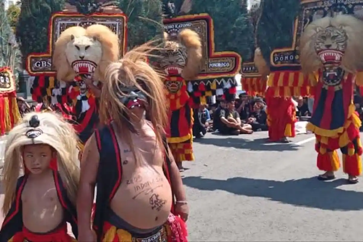 Tegaskan Reog Milik Indonesia, Seniman Gelar Pertunjukan Reog di Depan DPRD Jatim
