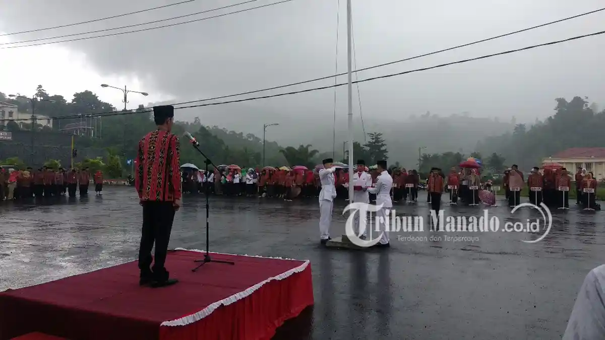 Wabup Bolsel Sampaikan Kabar Gembira di Bawah Guyuran Hujan