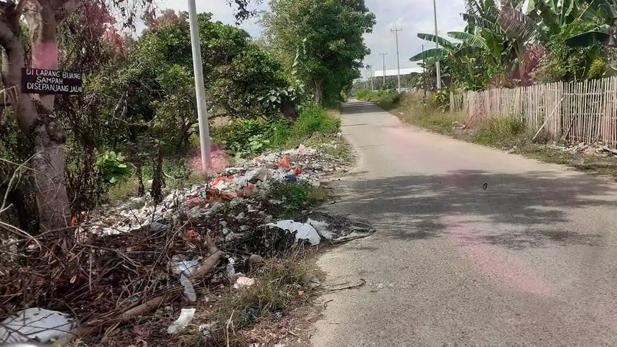 Baru Dibersihkan, Warga Kembali  Buang Sampah di Jalan Waikelo Lama Menuju Pelabuhan Waikelo Baru 