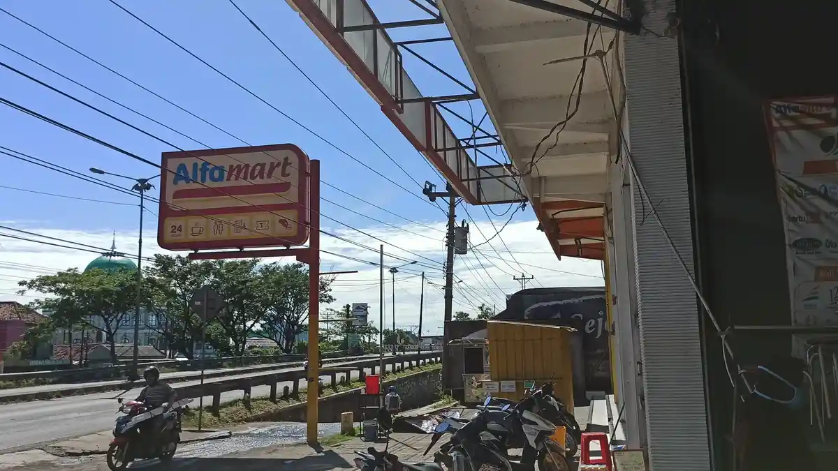 Angin Kencang, Kanopi Minimarket di Demak Ambruk Timpa Sepeda Motor